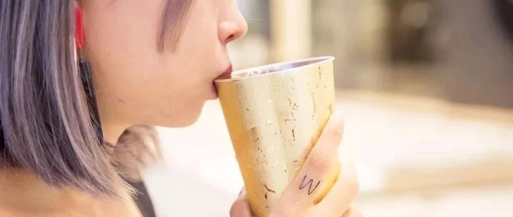 奈雪、樂樂茶土豪操作  杯子開始用“黃金”