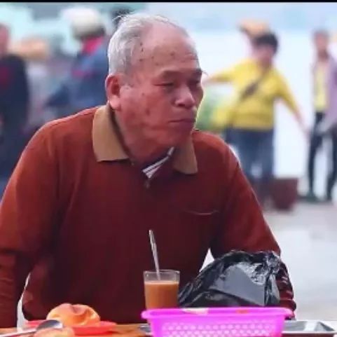 海南農(nóng)村村民喝咖啡成癮，早飯在大排檔油條配咖啡！