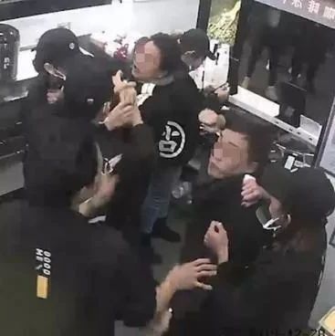 疑似古茗店被砸？原因生意太好