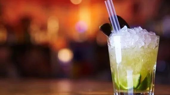 茶飲新配方、制冰機(jī)、吧臺(tái)、封口機(jī)、紙杯、凈水器…… 你想要的這里都有