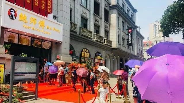 網(wǎng)紅店“請人排隊”被暗訪抓現(xiàn)行  “鮑師傅”這次武漢演砸了