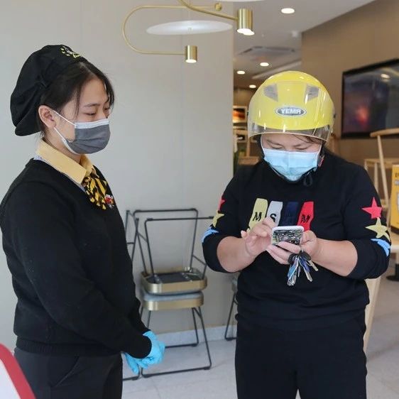 喜茶、奈雪等品牌外賣配送范圍達公里，部分地區(qū)奶茶店線上爆單