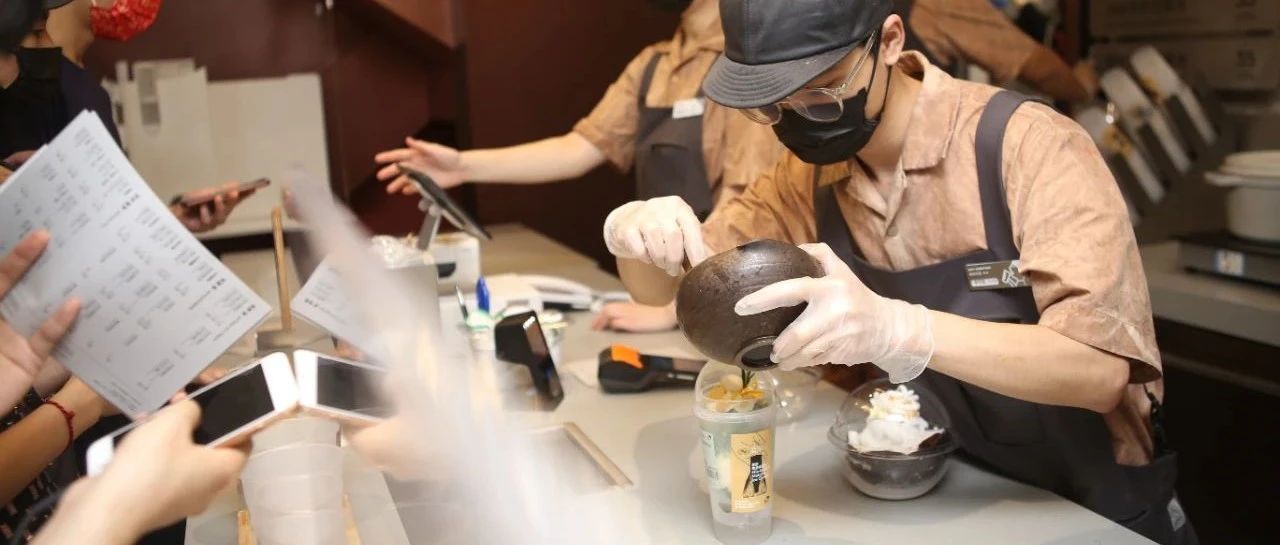 喜茶真敢玩！產(chǎn)品制作過程大公開 首家“手造店” 很不一樣
