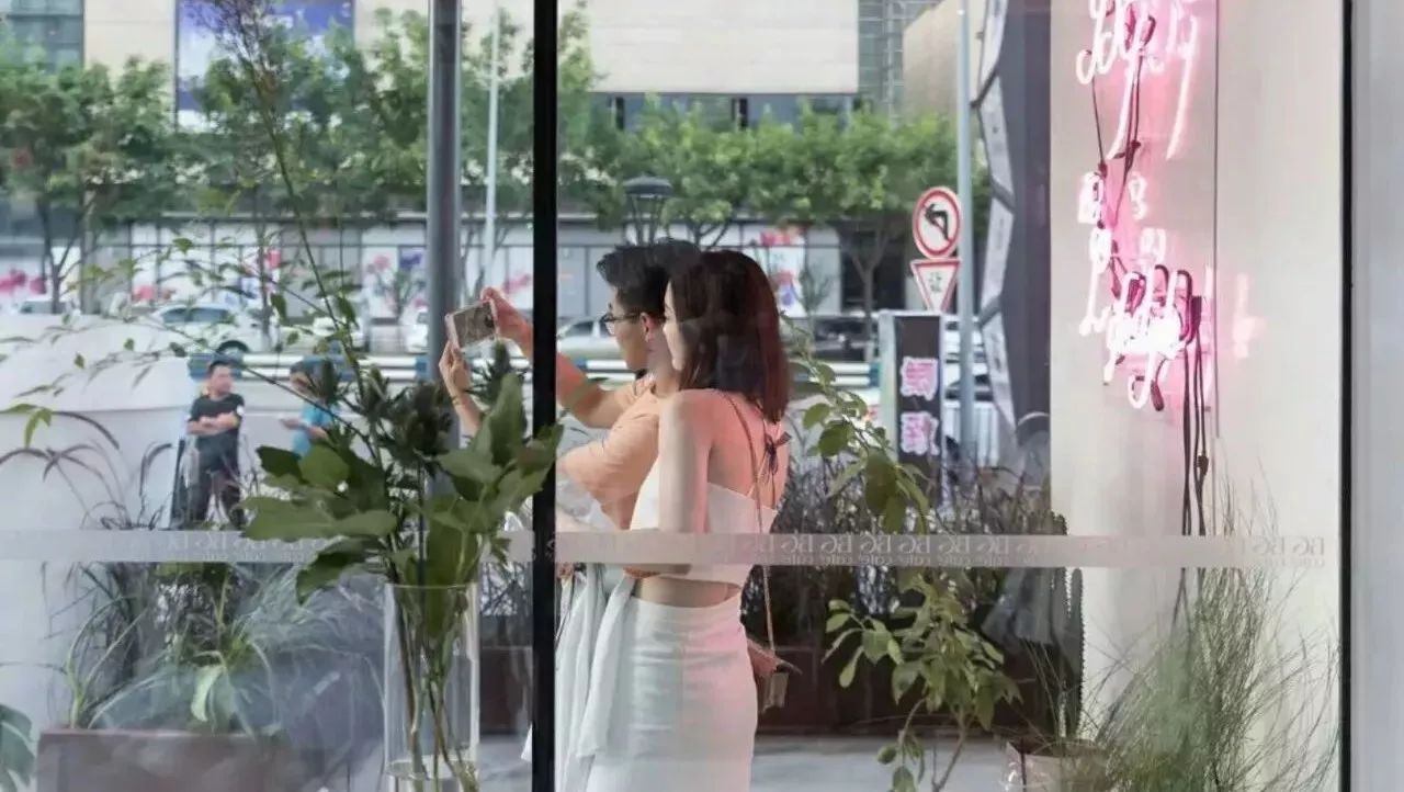 堪稱“美女聚集地”，這家咖啡館和我分享了打動女性消費(fèi)者的秘密