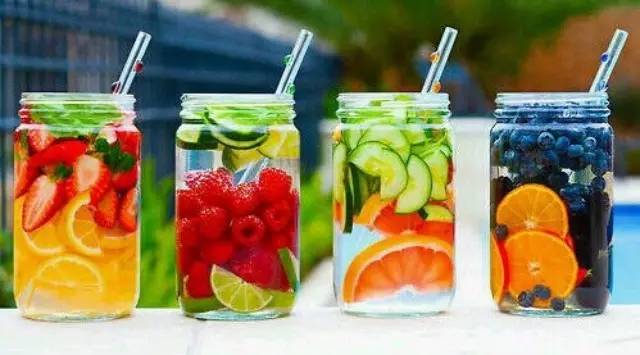 風(fēng)靡歐美的水果水Detox water，鮮榨果汁的新形態(tài)