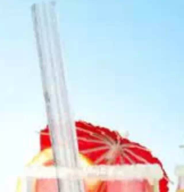 門店創(chuàng)意用新招，冰做吸管，清涼到嘴