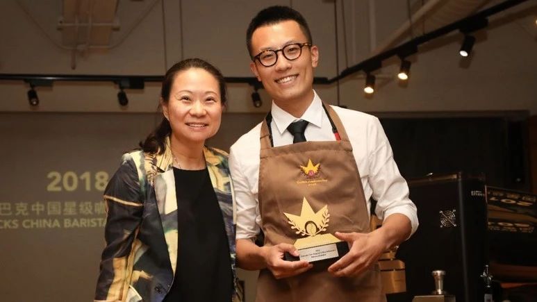 “棕圍裙”背后故事：星巴克 .萬咖啡師中的“王者”，是怎么誕生的？