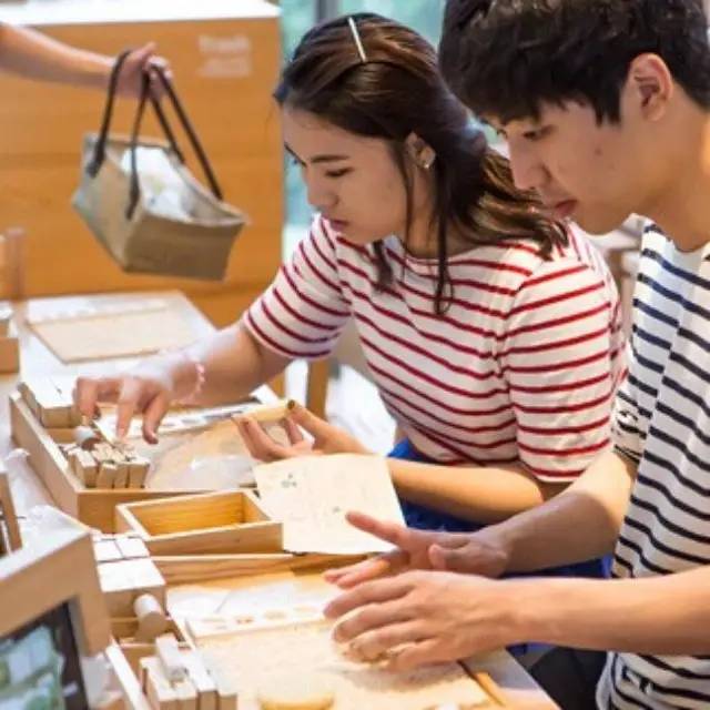 化妝品品牌開咖啡店，美食、化妝品、DIY體驗場一個都不能少