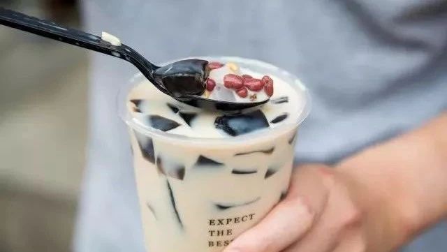 和我在成都的街頭走一走，喝兩杯加了“燒仙草”的特色奶茶