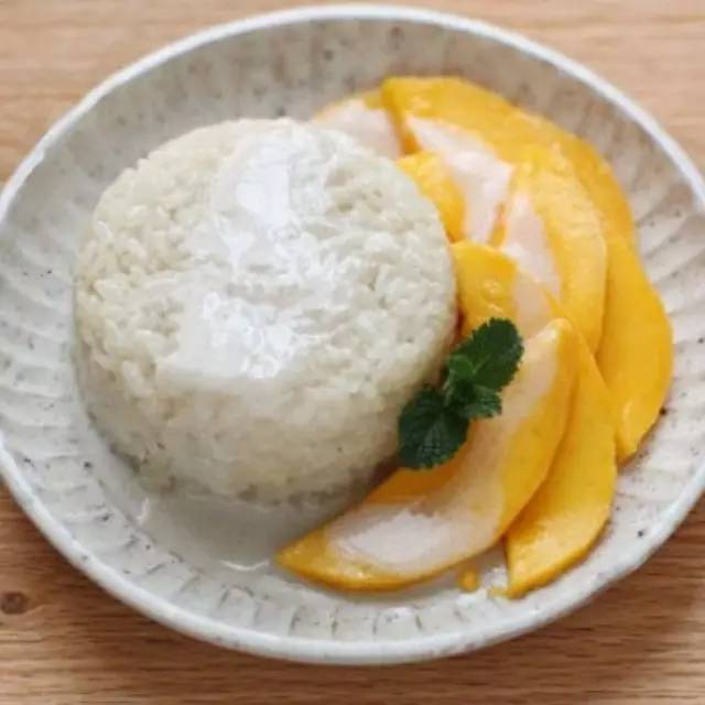 泰式芒果糯米飯，據(jù)說(shuō)去泰國(guó)的人  %都愛吃它