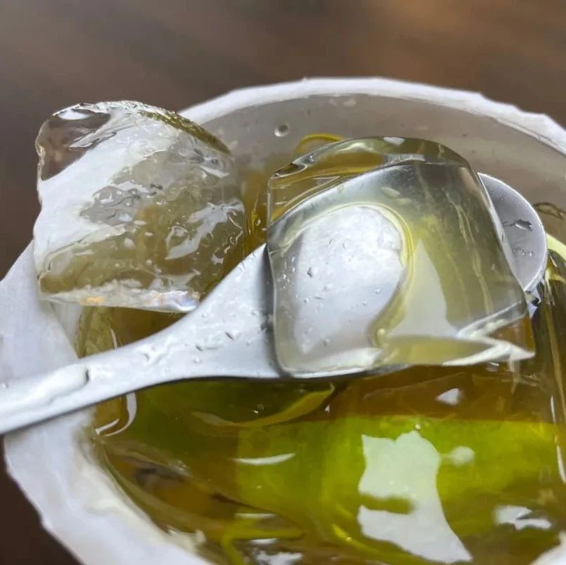飲品店冰塊怎么選？茶百道用月牙冰、喜茶用冰球