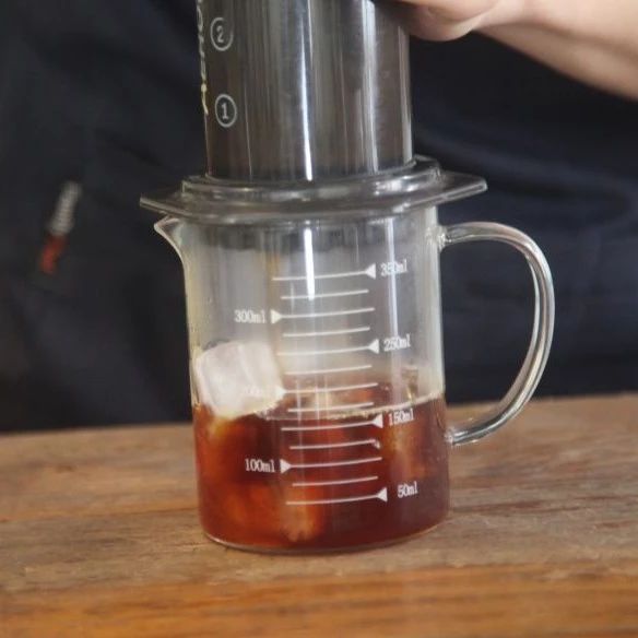 命都是冰咖啡給的！教你用愛樂壓制作一杯冰咖啡！