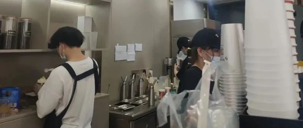 一個(gè)奶茶店老板的煩惱：我的店員可牛了！把我開除了……