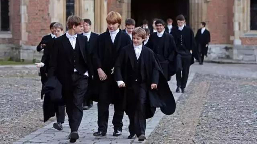 校服承擔育人功能，但為何中國校服卻承擔管理功能？