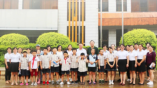 《南國早報》小記者團走進百裕集團生產(chǎn)中心，探訪“學(xué)生裝”奧秘